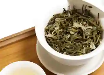Ai Nên Uống Bạch Trà? Đối Tượng Phù Hợp Và Lưu Ý Quan Trọng