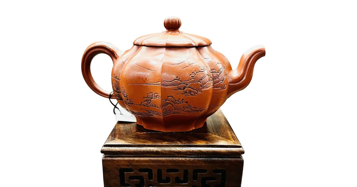 Ấm Tử Sa Cung Đăng Và Nghệ Thuật Khắc Họa Cung Đình Trong Gốm Tử Sa