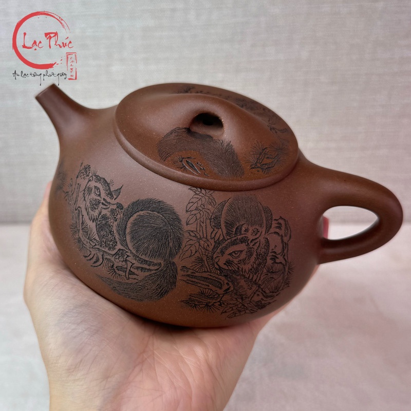 Ấm tử sa thạch biều lão đáy tào thanh khắc sóc tùng 420ml ATS475