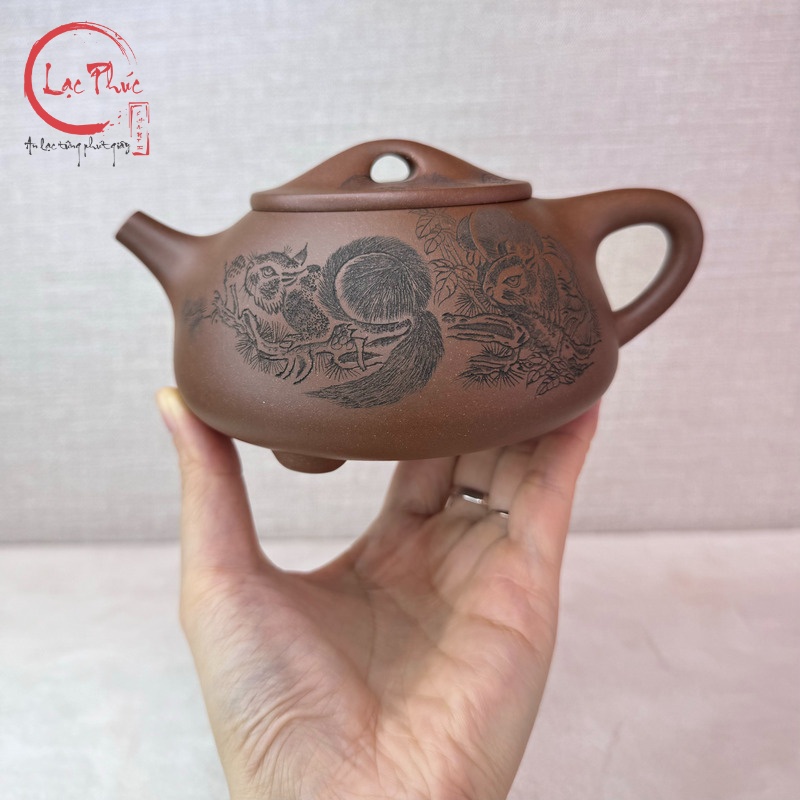 Ấm tử sa thạch biều lão đáy tào thanh khắc sóc tùng 420ml ATS475