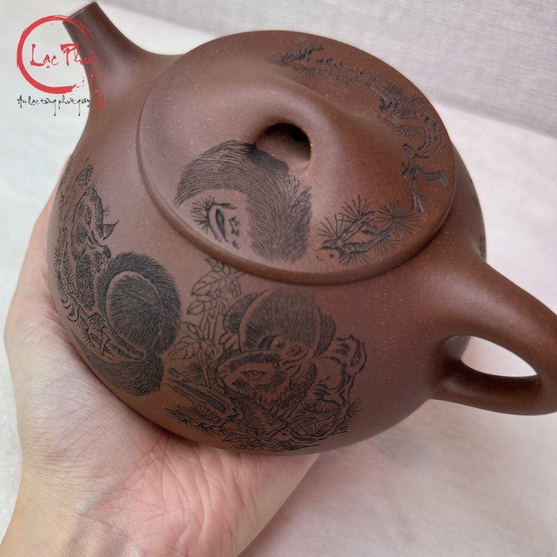 Ấm tử sa thạch biều lão đáy tào thanh khắc sóc tùng 420ml ATS475
