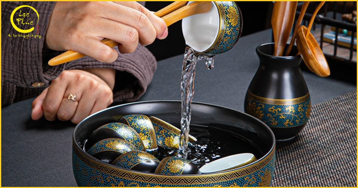 Chuẩn bị trước khi pha trà với bộ ấm sứ